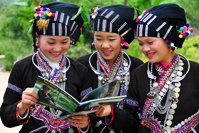 The Lu women wear indigo-colored clothes. Photo: Tran Ngoc Thang 